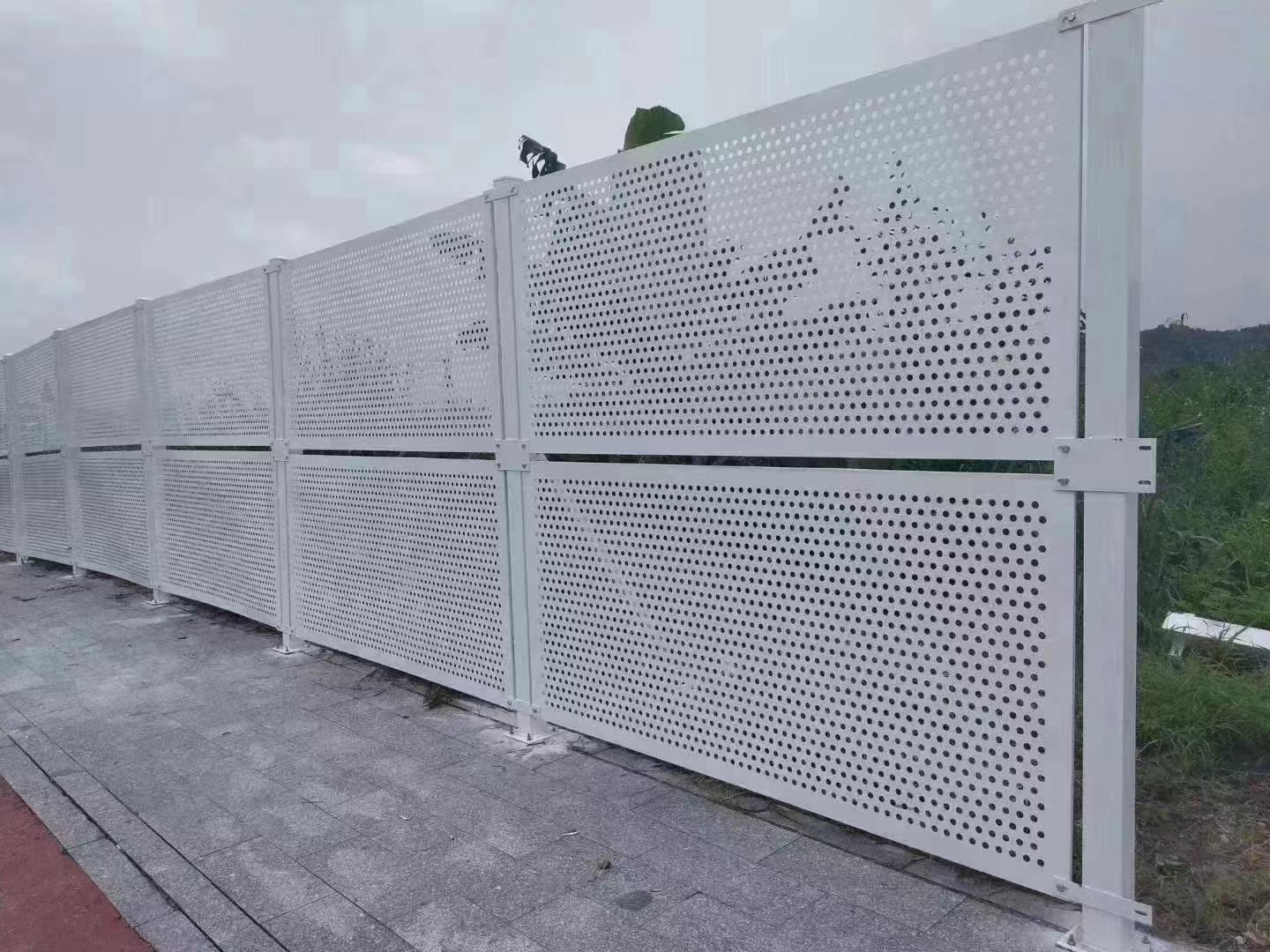 PVC工地圍擋耐用性探析：抗候、抗沖擊、抗化學(xué)品等優(yōu)勢【旭東鋼構(gòu)圍擋】
